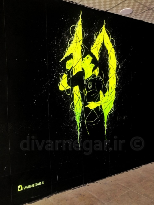 black light graffiti in game room 529x705 - گرافیتی و نقاشی دیواری گیم روم، اتاق بازی و گیم نت